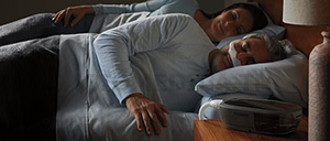 homme dort avec CPAP Philips DreamStation 2 AutoSet